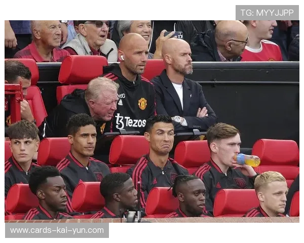 足球门将替补席看电影