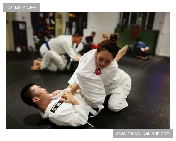 迈向冠军之路:MMA教练公开地面技教学视频,让你一战成名