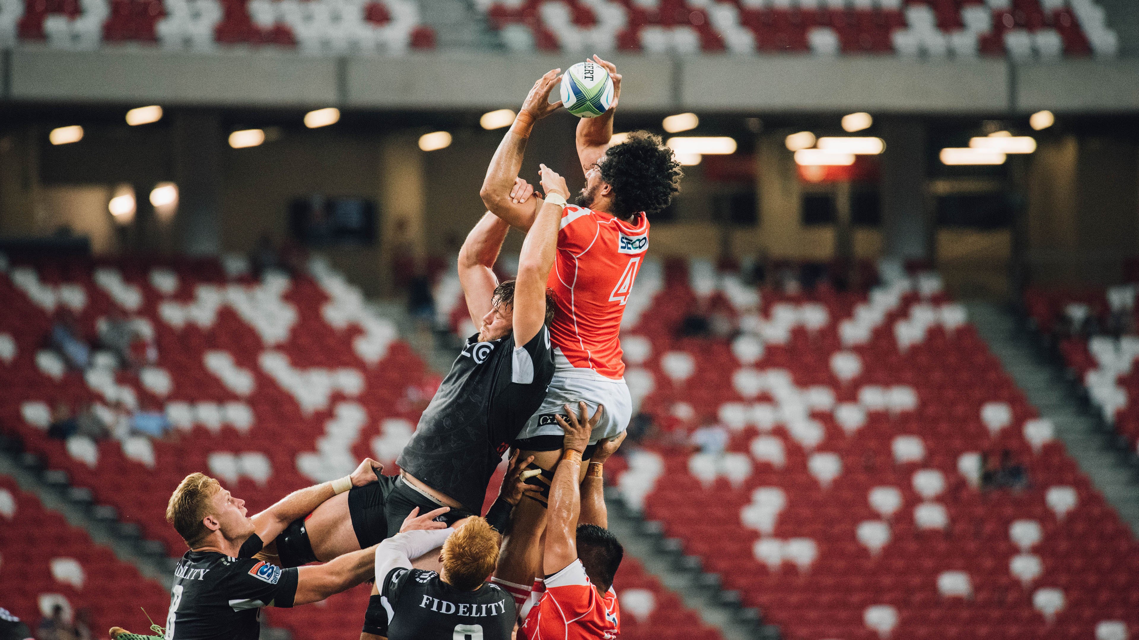 “水中协作抬伤员模拟赛” 训练集体水上急救能力